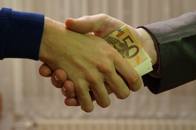 640px-10_-_hands_shaking_with_euro_bank_notes_inside_handshake_-_royalty_free,_without_copyright,_public_domain_photo_image_01