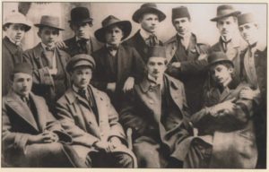 Mlada-Bosna-Strajkacki-odborsarajevskih-djackih-demonstracija-februar-1912-Gore-desno-Nobelovac-Ivo-Andric
