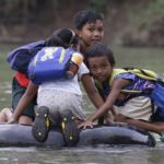 Horor! – Decu u plastičnim kesama prenose preko reke do škole