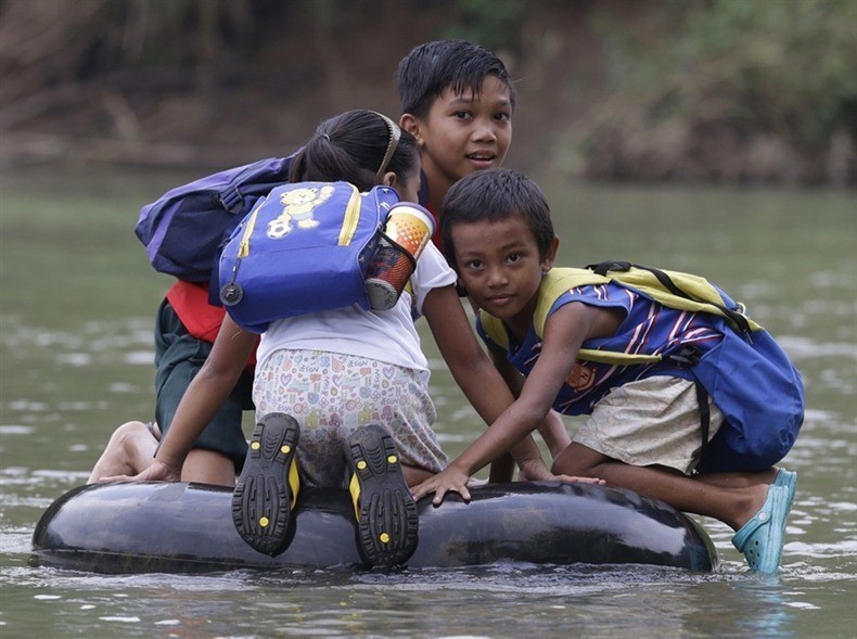 Horor! – Decu u plastičnim kesama prenose preko reke do škole