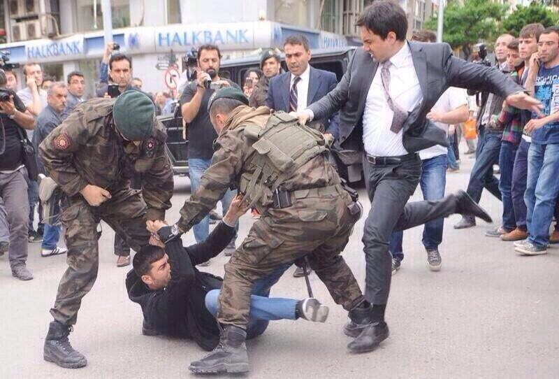 Turski premijer Erdogan udario demonstranta