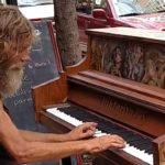 Beskućnik za klavirom sa milionima pregleda (Video)