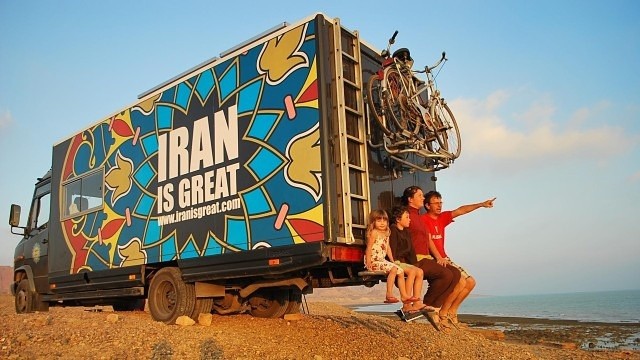 Napad britanske policije na porodični kombi sa natpisom “Iran je veliki”