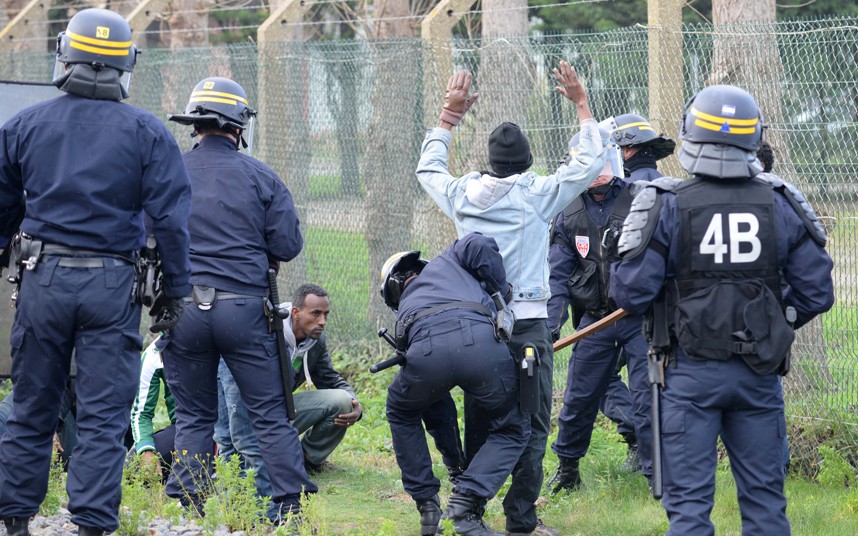 Francuska policija: Levičari podstiču izbeglice na nasilje