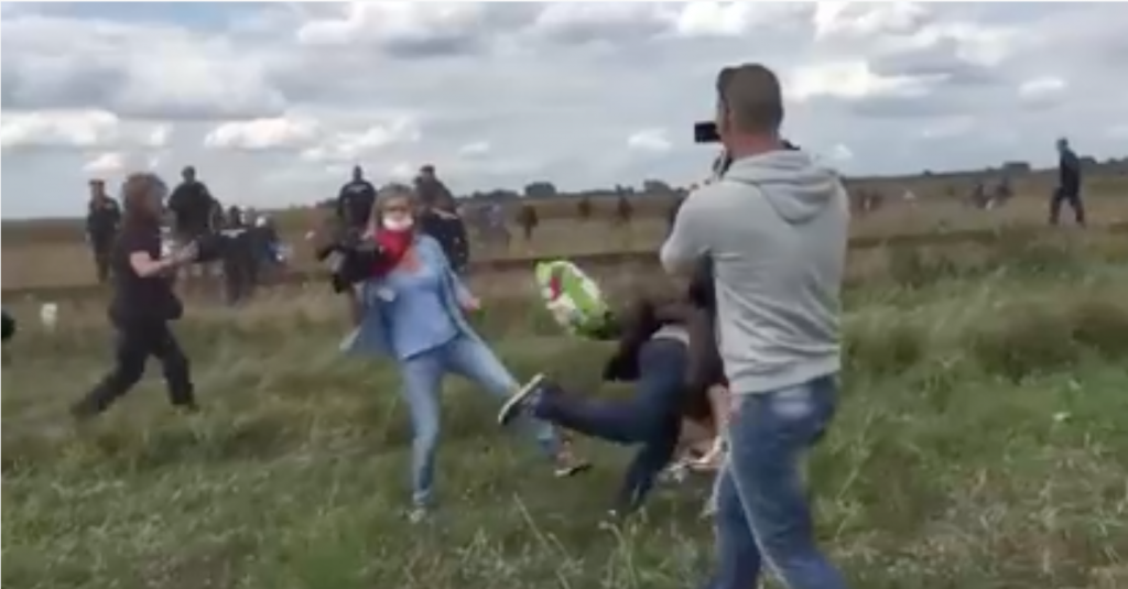 Novinari sapliću i udaraju izbeglice (VIDEO)