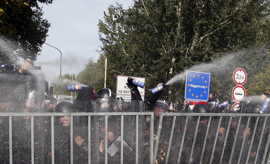 Policija suzavcem i pendrecima, izbeglice skandiraju “Srbija, Srbija”!