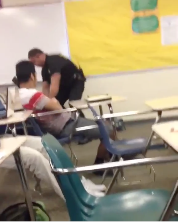 Brutalno hapšenje učenice u školi: bačena na zemlju i vučena po patosu (VIDEO)