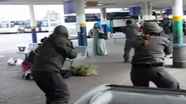 Ludilo ne prestaje – Izraelci upucali ženu na autobuskoj stanici (Video)