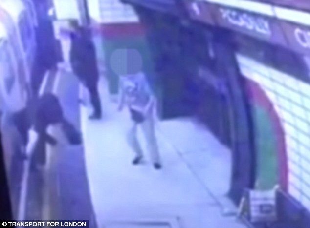 Gurnuo muslimanku na voz u pokretu u londonskom metrou (VIDEO)