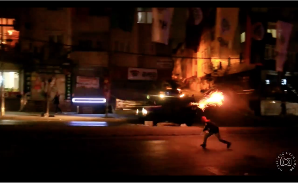 Protest za Dilek Doan i molotovljevi kokteli po policijskim oklopnim vozilima (VIDEO)