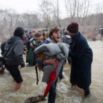 Haos: Izbeglice preko reke u Makedoniju
