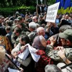 Ukrajinski nacionalisti prekinuli proslavu Dana pobede (VIDEO)