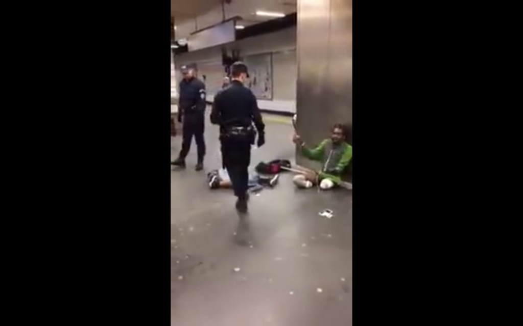 Rasizam: Francuska policija ponižava crnog invalida u metrou (VIDEO)
