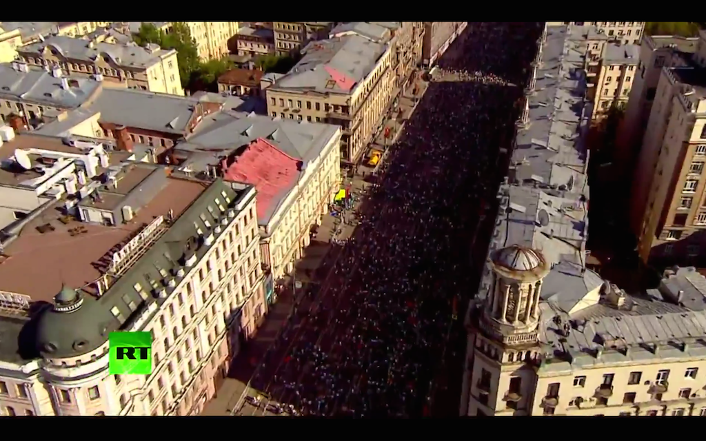 Vazdušni snimak marša „Besmrtnog puka” u centru Moskve (VIDEO)