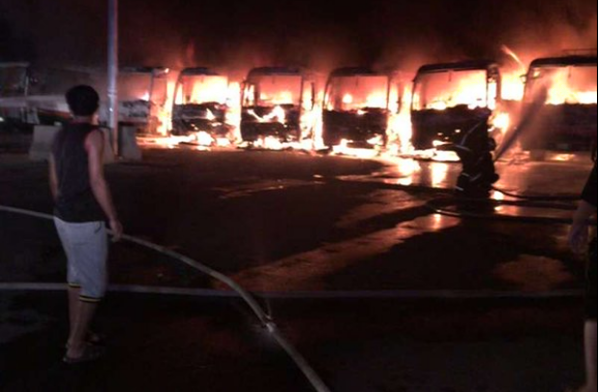 Otpušteni radnici zapalili autobuse poslodavaca (VIDEO)