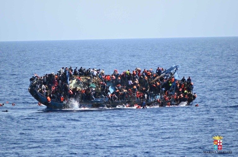 Snimak prevrtanja brodića sa izbeglicama u Mediteranu! (VIDEO)