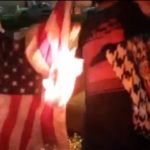Afroamerikanci zapalili američku zastavu ispred policijske stanice (VIDEO)