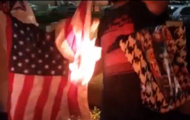 Afroamerikanci zapalili američku zastavu ispred policijske stanice (VIDEO)
