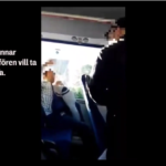 Vozač autobusa prebija izbeglicu iz Sirije iz mržnje prema imigrantima (VIDEO)