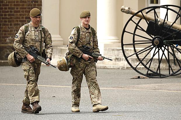 Britanska vojska upozorila trupe da ne nose uniforme van vojnih baza