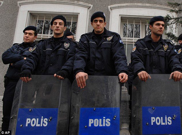 U razmaku od par dana Nemačka i Britanija zatvorile ambasade u Turskoj