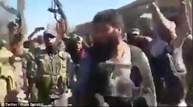 Neverovatno! Sirijski pobunjenici najurili američke vojnike iz Sirije! (VIDEO)