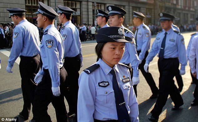 Kineska vlada ohrabruje građane da snimaju policiju!