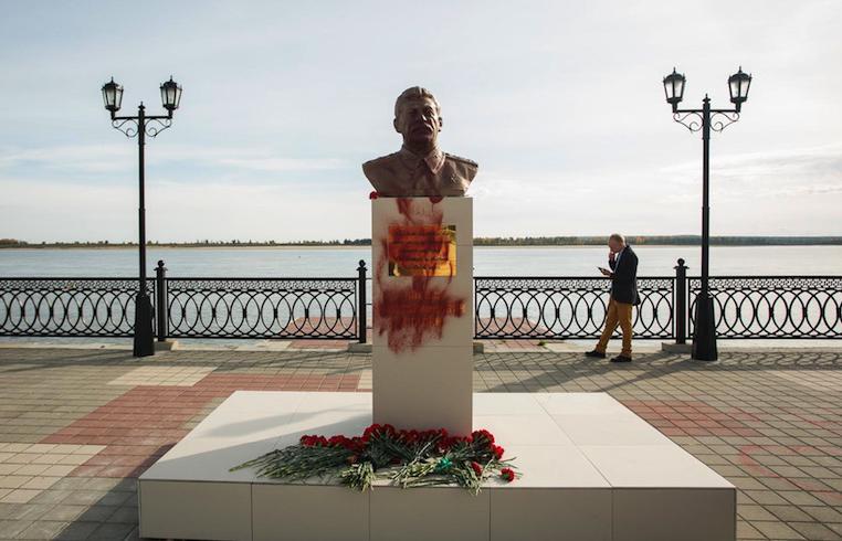 Građani podigli spomenik Staljinu, a dan kasnije je vandalizovan!