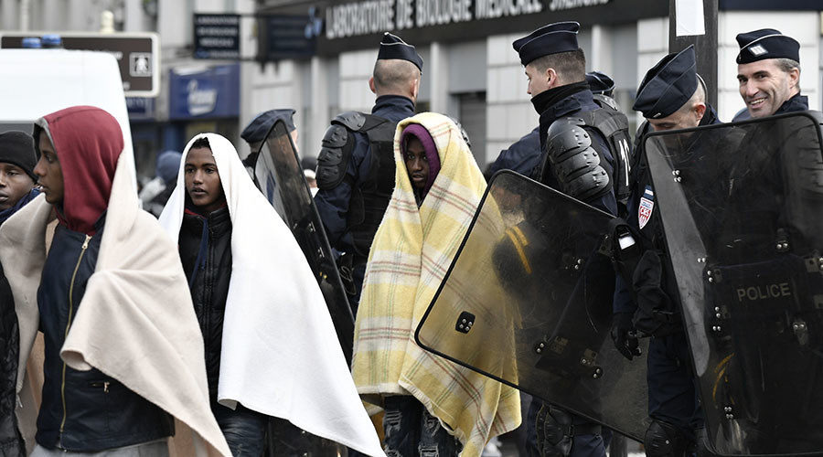 Policija krade ćebad od migranata