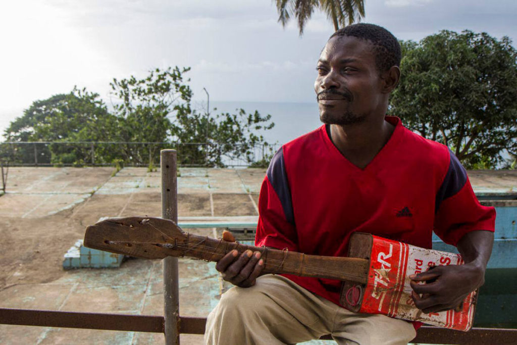 Slepi beskućnik i njegova gitara od kante za ulje! (VIDEO)