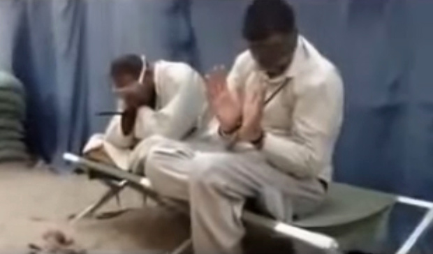 Kako se američki i britanski vojnici zabavljaju sa zatvorenicima u Iraku! (VIDEO)