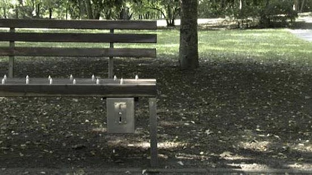 Plati pa sedi: Privatizovane klupe na javnom prostoru (VIDEO)