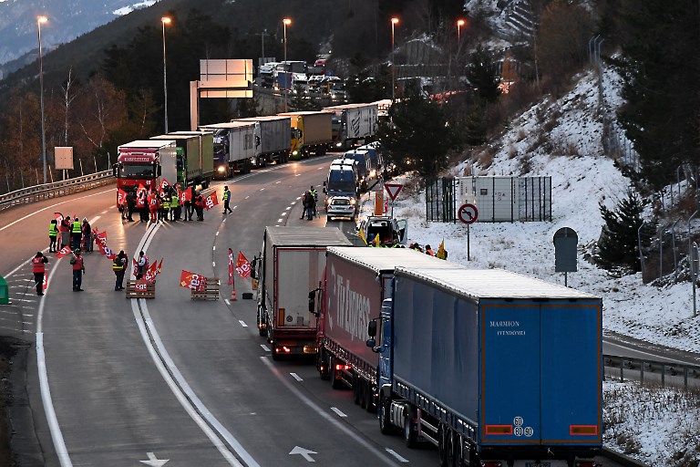 Francuski vozači i sindikati blokirali puteve zbog istočnoevropske konkurencije!