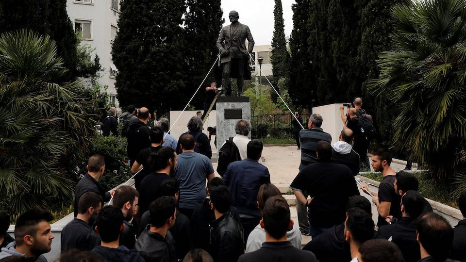 Demonstranti u Grčkoj pokušali da obore spomenik Trumanu