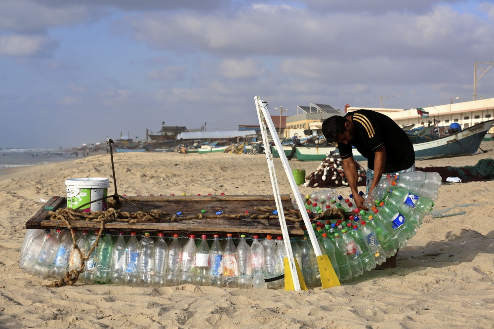 Izgradio čamac od plastičnih flaša da se izbori sa siromaštvom! (VIDEO)