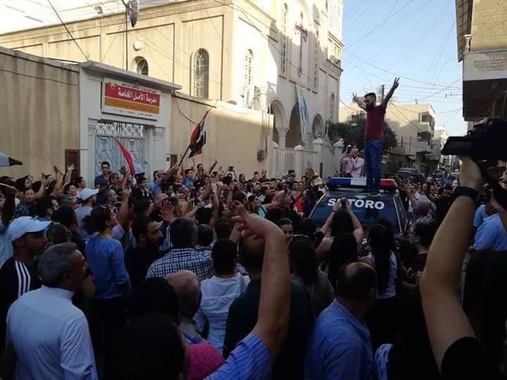Veliki protesti sirijskih hrišćana na teritoriji pod kontrolom Kurda! (VIDEO)