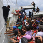 Nakon Trampove naredbe, Meksiko pokušava da zaustavi karavan migranata, ali bezuspešno!