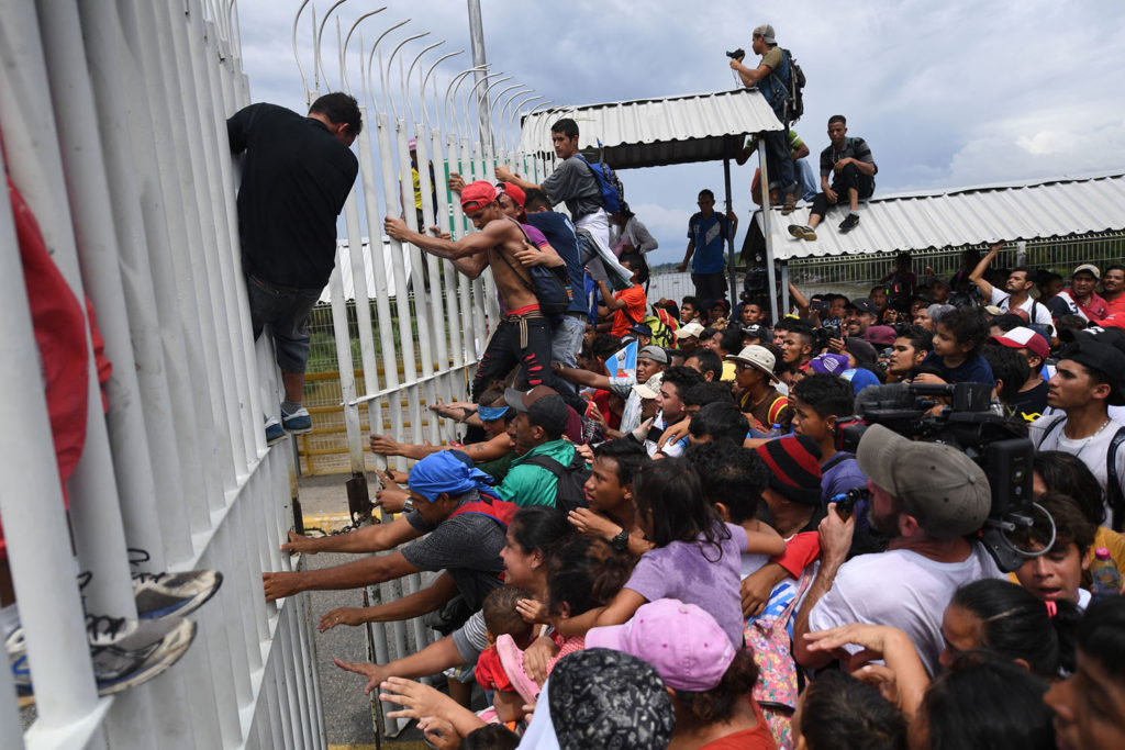 Nakon Trampove naredbe, Meksiko pokušava da zaustavi karavan migranata, ali bezuspešno!