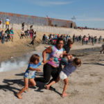 Suzavac i deportacije: Migranti pokušali proboj u SAD!
