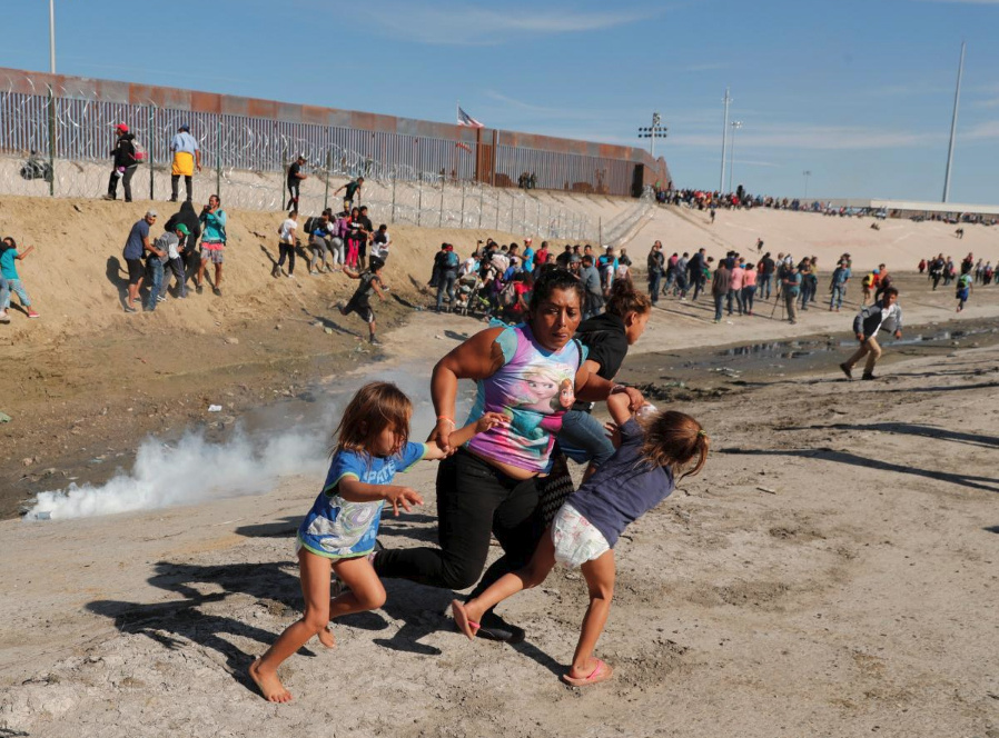 Suzavac i deportacije: Migranti pokušali proboj u SAD!