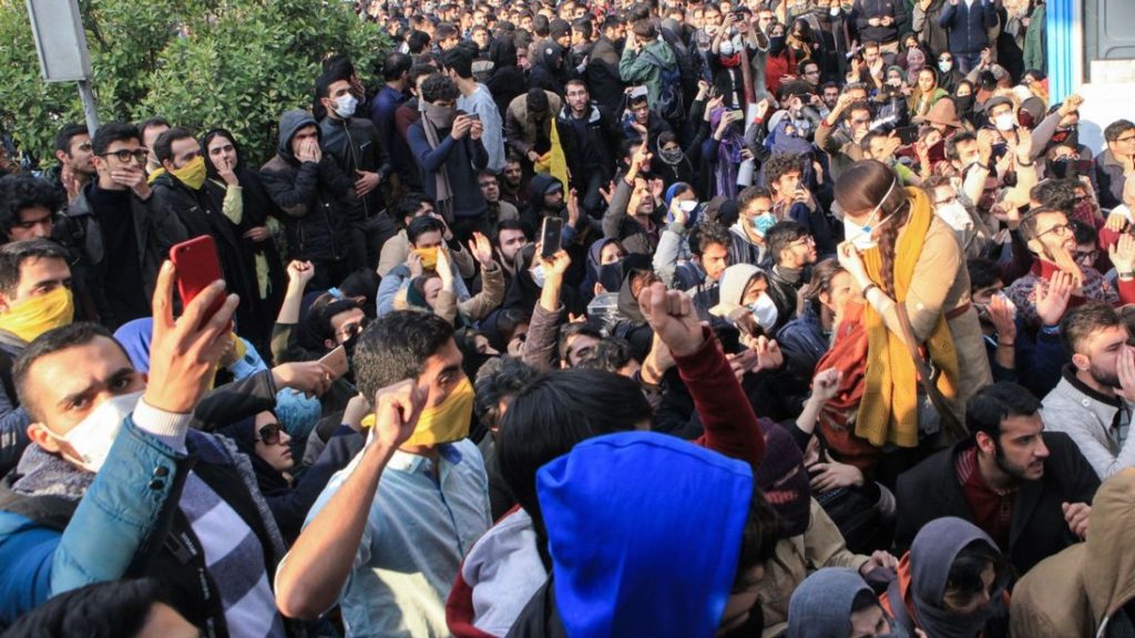 Uticaj sankcija: Iran predlaže zemljama razmenu nafte za robu, dok se protesti gomilaju!