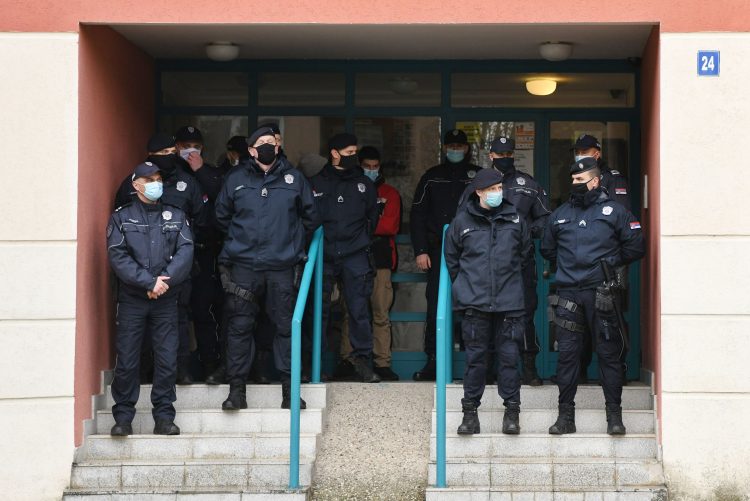 Izvršitelji iselili porodicu Lalović, privedeni aktivisti “Krova nad glavom”