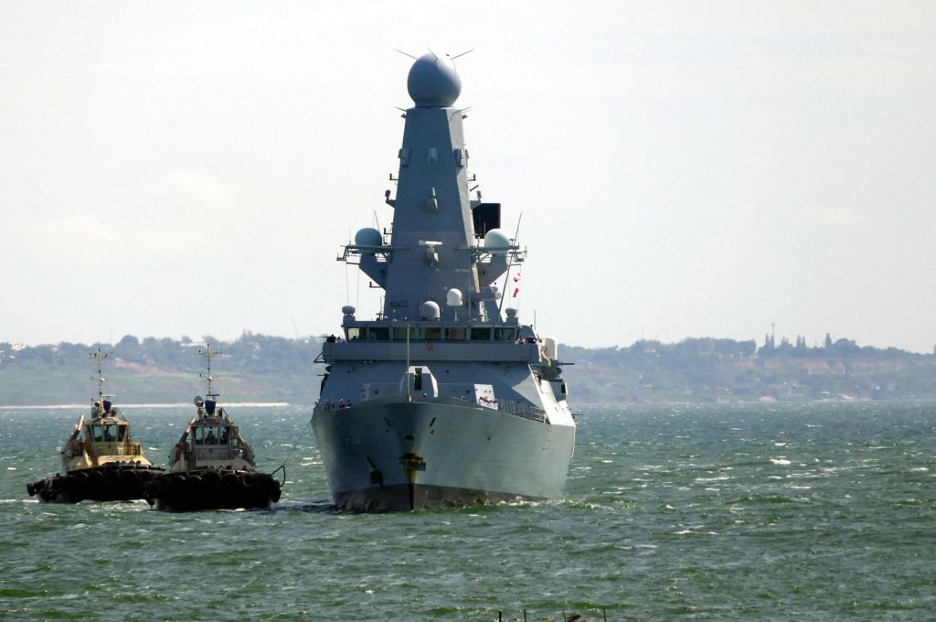 Rusija pucala na britanski razarač u Crnom moru