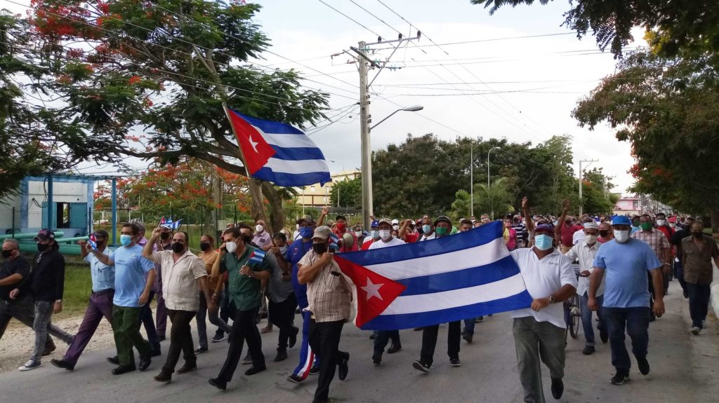 Nakon antivladinih protesta, narod Kube masovno na ulicama brani vladu i revoluciju