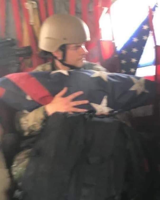 Slika dana: Američki vojnik u misiji spašavanja… zastave