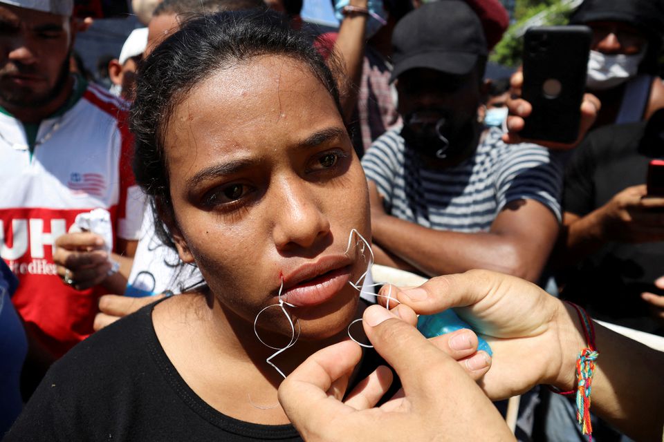 Migranti zašivaju usta u znak protesta i traže prolazak do granice SAD-a