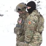 Američki vojnik sa simbolom OVK obučava pripadnike kosovskih snaga