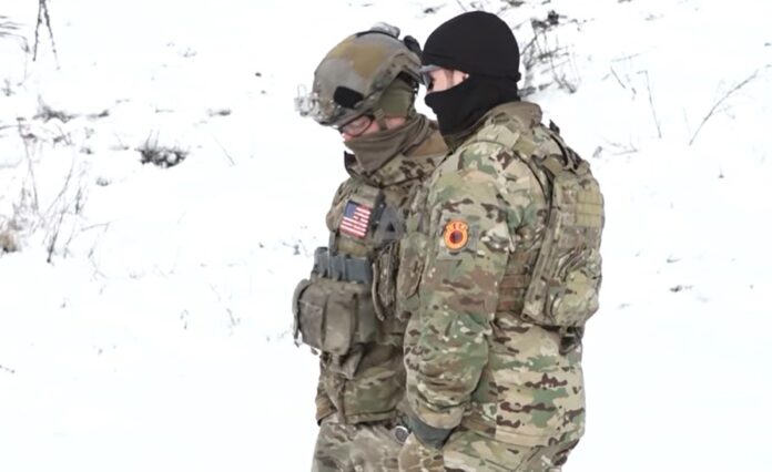 Američki vojnik sa simbolom OVK obučava pripadnike kosovskih snaga