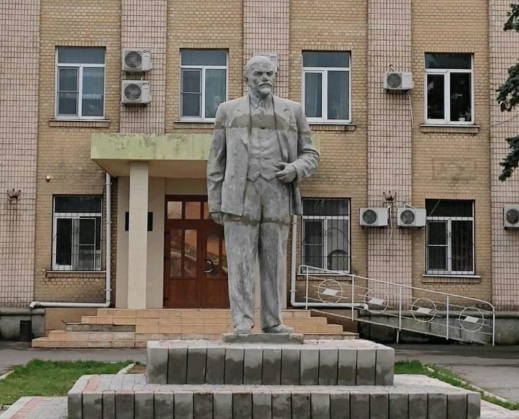 Rusi vratili statuu Lenjina u ukrajinski grad Heničesk!