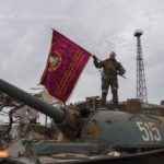 Slika dana: Ruski vojnik podiže Lenjinovu zastavu u oslobođenom Azovstalju